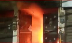 चार्जिंग स्टेशन में फटे बैटरों से लगी आग-धमाकों से इलाके में दहशत