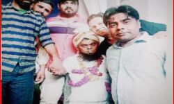 ढाई ढाई फीट के दूल्हे दुल्हन को देखने उमड़ी लोगों की भीड़-परिजनों में खुशी ढाई ढाई फीट के दूल्हे दुल्हन को देखने उमड़ी लोगों की भीड़-परिजनों में खुशी