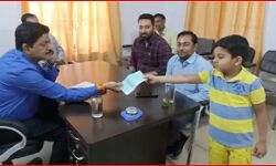 डेढ लाख का चेक लेकर पहुंचे बच्चे की बात सुन अफसरों की सिटटी पिटटी गुम डेढ लाख का चेक लेकर पहुंचे बच्चे की बात सुन अफसरों की सिटटी पिटटी गुम