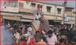 MLA के स्वागत में खूब गरजी बंदूके- गाड़ी पर गन लेकर डांस MLA के स्वागत में खूब गरजी बंदूके- गाड़ी पर गन लेकर डांस