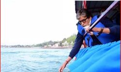 ऋषिकेश पहुंचे महानायक ने मां गंगा को किया नमन और बोले.. ऋषिकेश पहुंचे महानायक ने मां गंगा को किया नमन और बोले..