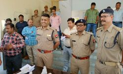 बड़ी कार्रवाई- लाखों रूपये व भारी माल के साथ पकड़ें 36 आरोपी बड़ी कार्रवाई- लाखों रूपये व भारी माल के साथ पकड़ें 36 आरोपी