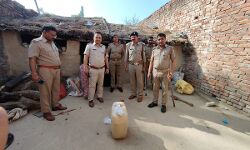 आबकारी विभाग ने कई गांव में छापेमारी कर बरामद की कच्ची शराब आबकारी विभाग ने कई गांव में छापेमारी कर बरामद की कच्ची शराब