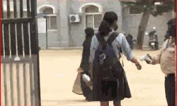 स्कूल में नहीं मिली एंट्री तो बगैर हिजाब के ही छात्राओं ने दी परीक्षा स्कूल में नहीं मिली एंट्री तो बगैर हिजाब के ही छात्राओं ने दी परीक्षा