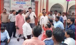 आजम के राइटहैंड सपा नेता की गिरफ्तारी के लिए नगर निगम में हड़ताल आजम के राइटहैंड सपा नेता की गिरफ्तारी के लिए नगर निगम में हड़ताल