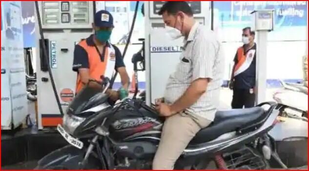 उधर कच्चे तेल के दाम में गिरावट तो इधर दिल्ली में पेट्रोल 100 के पार