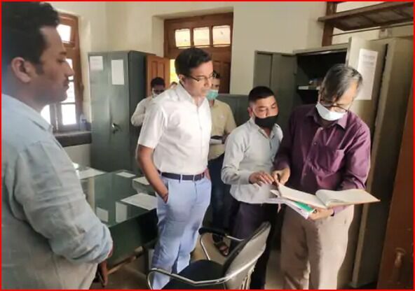 कमिश्नर के औचक निरीक्षण में सब कुछ मिला रामभरोसे-BDO का ज्ञान भी अधूरा कमिश्नर के औचक निरीक्षण में सब कुछ मिला रामभरोसे-BDO का ज्ञान भी अधूरा