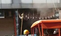 सिलेंडर लीक होने से कॉफी हाउस में लगी आग-सारा सामान जलकर हुआ राख सिलेंडर लीक होने से कॉफी हाउस में लगी आग-सारा सामान जलकर हुआ राख