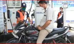 उधर कच्चे तेल के दाम में गिरावट तो इधर दिल्ली में पेट्रोल 100 के पार