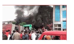 धू-धू करके जले शोरूम में रखे टीवी फ्रीज-करोड़ों का माल खाक धू-धू करके जले शोरूम में रखे टीवी फ्रीज-करोड़ों का माल खाक