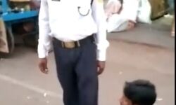 मिसाल- बस में बैठने के लिये बैचेन दिव्यांग का सहारा बना यातायातकर्मी मिसाल- बस में बैठने के लिये बैचेन दिव्यांग का सहारा बना यातायातकर्मी