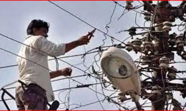 पुलिस ने किया ऐसा काम-बिजलीकर्मियों ने थाने में पसरा दिया अंधेरा