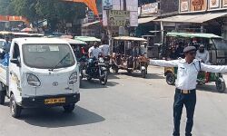 ज़िम्मेदारी - आग उगलते सूरज के नीचे गर्मी में भी ड्यूटी करते हैं ट्रैफिककर्मी ज़िम्मेदारी - आग उगलते सूरज के नीचे गर्मी में भी ड्यूटी करते हैं ट्रैफिककर्मी