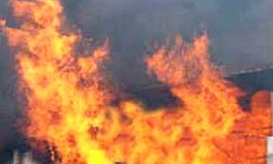 दो बसें में अचानक लगी आग- एक जलकर ख़ाक दो बसें में अचानक लगी आग- एक जलकर ख़ाक