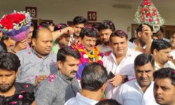 मंत्री के रूप में जनपद लौटे कपिलदेव का हुआ ढोल-नगाड़ों के साथ स्वागत मंत्री के रूप में जनपद लौटे कपिलदेव का हुआ ढोल-नगाड़ों के साथ स्वागत