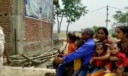 हादसे का नहीं डर-7 लोगों को बैठकार चला रहा बाइक-रास्ते में टकराई पुलिस हादसे का नहीं डर-7 लोगों को बैठकार चला रहा बाइक-रास्ते में टकराई पुलिस