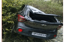 संस्कार में आए लोगों की कार खाई में गिरी, महिला समेत 3 की मौत संस्कार में आए लोगों की कार खाई में गिरी, महिला समेत 3 की मौत