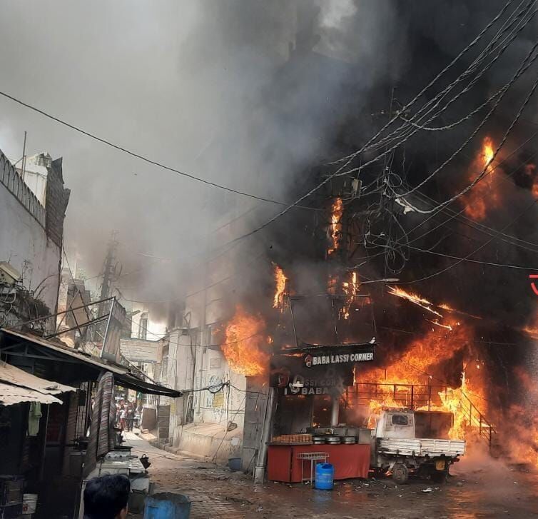 भीषण आग में झुलसा राजधानी का नाज कांप्लेक्स-धमाकों से दहशत