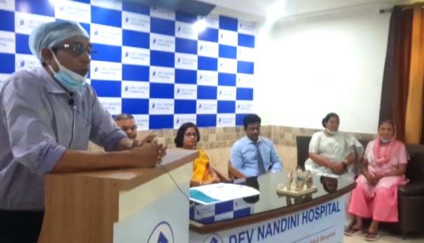 सफल रहा घुटनों का प्रत्यारोपण-वाकर की मदद से चली पीड़िता सफल रहा घुटनों का प्रत्यारोपण-वाकर की मदद से चली पीड़िता