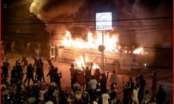 राष्ट्रपति आवास के बाहर प्रदर्शन के दौरान हिंसा में कई लोग घायल राष्ट्रपति आवास के बाहर प्रदर्शन के दौरान हिंसा में कई लोग घायल