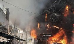 भीषण आग में झुलसा राजधानी का नाज कांप्लेक्स-धमाकों से दहशत भीषण आग में झुलसा राजधानी का नाज कांप्लेक्स-धमाकों से दहशत