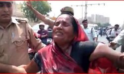 BJP कार्यालय के बाहर महिला ने छिडक लिया तेल- आग लगाने की कोशिश BJP कार्यालय के बाहर महिला ने छिडक लिया तेल- आग लगाने की कोशिश