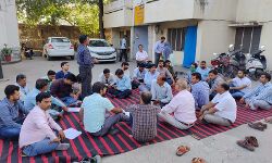 आंदोलन से पीछे हटने को तैयार नहीं बिजली अफसर-लिया सामूहिक अवकाश