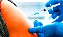 डॉक्टर वैक्सीन के बजाय लगा रहा था पानी की डोज- ऐसी खुली पोल डॉक्टर वैक्सीन के बजाय लगा रहा था पानी की डोज- ऐसी खुली पोल