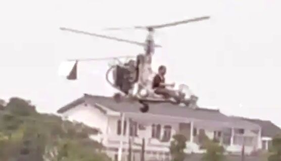घर की छत पर बनाया हेलिकॉप्टर- उड़ाते वक्त पुलिस ने आकर कर लिया अरेस्ट