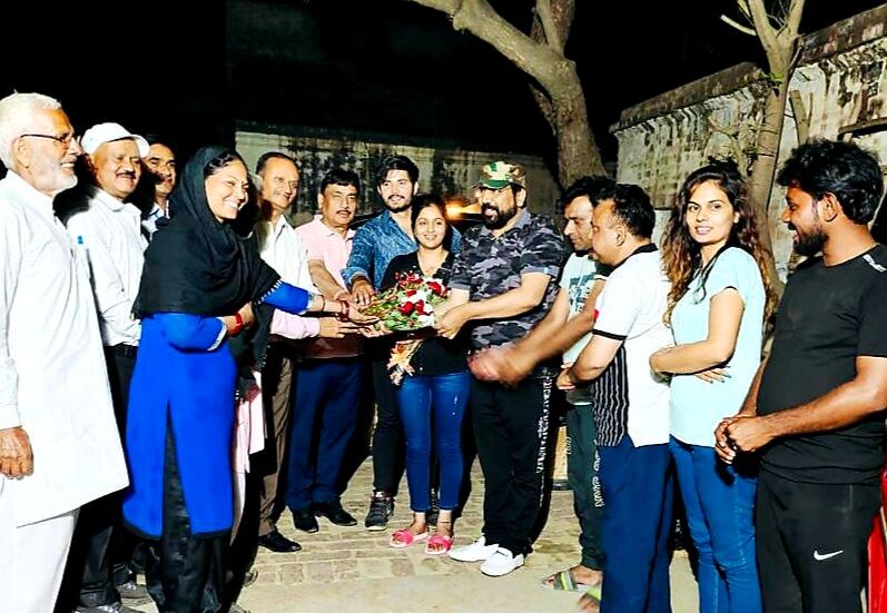 मंसूरपुर शुगर मिल के पदाधिकारियों ने हरियाणवी फिल्म कलाकारों को किया सम्मानित