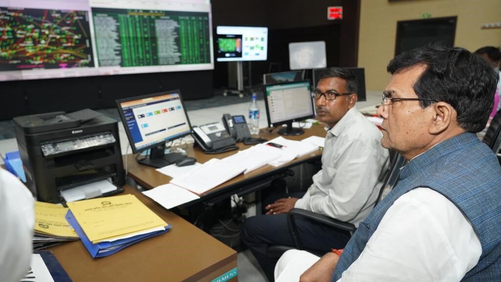 डिस्कॉम के प्रबंध निदेशकों को ऊर्जा मंत्री ने स्वयं फोन करके दिये निर्देश डिस्कॉम के प्रबंध निदेशकों को ऊर्जा मंत्री ने स्वयं फोन करके दिये निर्देश