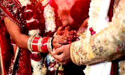 मंडप में हुई लड़ाई- दूल्हे और दुल्हन को बितानी पड़ी जेल में सुहागरात मंडप में हुई लड़ाई- दूल्हे और दुल्हन को बितानी पड़ी जेल में सुहागरात