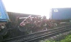 पटरी से उतरे आठ डिब्बे- रेल यातायात हुई बाधित