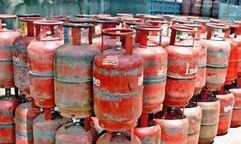 पुलिस ने की अवैध कारोबार पर छापेमारी- गैस सिलेंडर किए बरामद