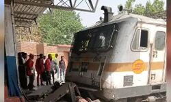 ध्यान भटकते ही प्लेटफॉर्म से टकराया ट्रेन का इंजन- यात्रियों में मची खलबली