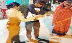 महिला बनी रणचंडी-थाने में शोहदे की चप्पलों से ताजपोशी महिला बनी रणचंडी-थाने में शोहदे की चप्पलों से ताजपोशी