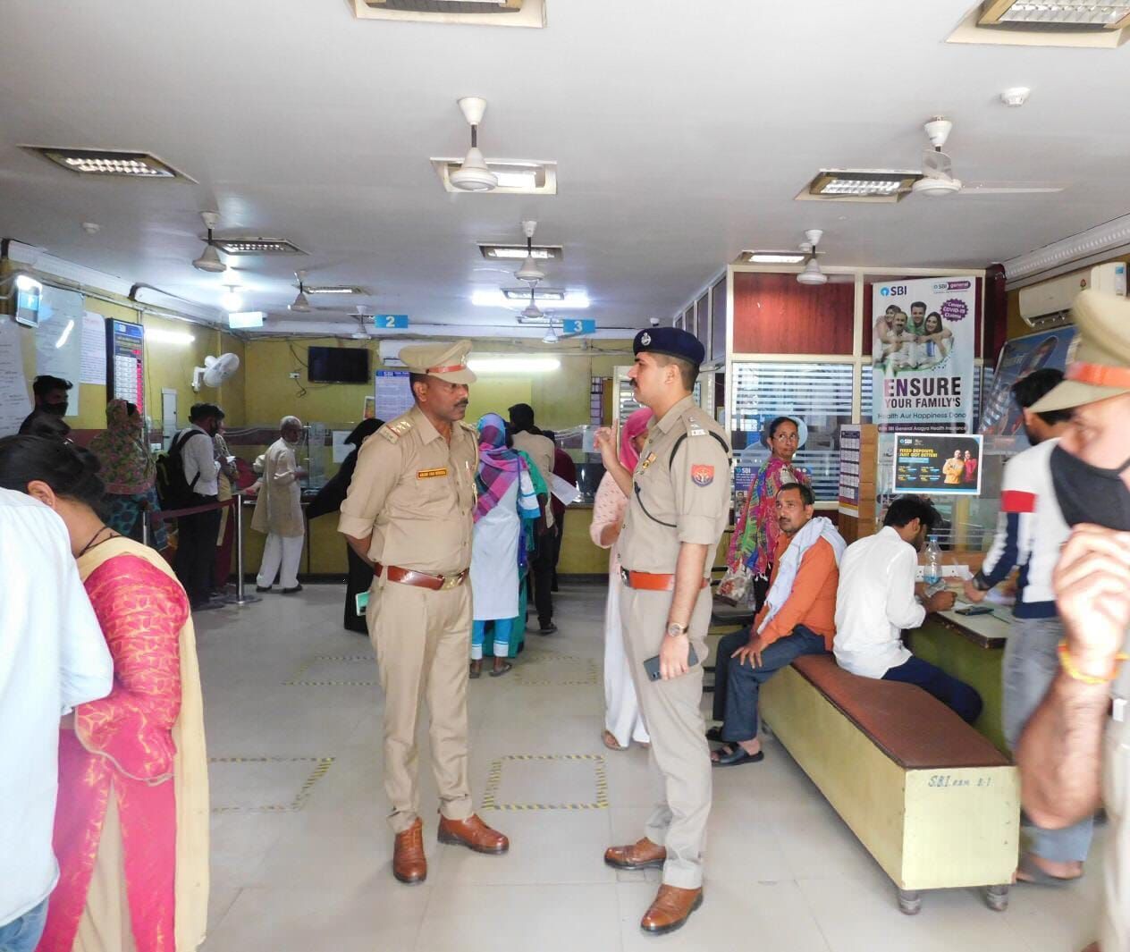 पड़ोस के जनपदों में लूट के बाद अलर्ट- SSP ने जांची बैंक ATM सुरक्षा