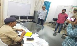 बुलडोजर और एनकाउंटर के डर से 50 हजार के इनामी बदमाश ने किया आत्मसमर्पण