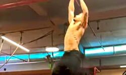 टाइगर श्रॉफ ने लगाई 13 फीट ऊंची जंप टाइगर श्रॉफ ने लगाई 13 फीट ऊंची जंप