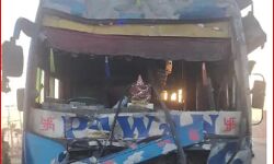 कैंटर के साथ हुई भिड़ंत में बस के उड़े परखच्चे-80 घायल, 15 गंभीर कैंटर के साथ हुई भिड़ंत में बस के उड़े परखच्चे-80 घायल, 15 गंभीर