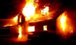 चूल्हे की चिंगारी ने जला दिए इतने घर- बेबस लोग देखते रहे जलते घर चूल्हे की चिंगारी ने जला दिए इतने घर- बेबस लोग देखते रहे जलते घर