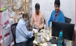 खाना खाने के बाद विवो कंपनी के कर्मचारी बीमार-मच मचा हड़कंप खाना खाने के बाद विवो कंपनी के कर्मचारी बीमार-मच मचा हड़कंप