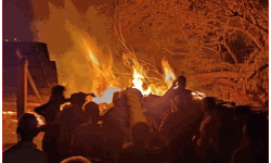 टाल में लगी आग में बेशकीमती लकड़ियां जलकर हो गई खाक टाल में लगी आग में बेशकीमती लकड़ियां जलकर हो गई खाक