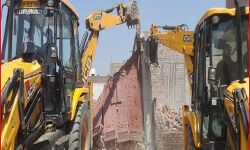 जोश में है बाबा का बुलडोजर- हसन परिवार पर पूरी तरह मेहरबान