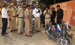 दरोगा की बाइक पर नम्बर प्लेट थी अधूरी तो एसएसपी ने काट दिया चालान दरोगा की बाइक पर नम्बर प्लेट थी अधूरी तो एसएसपी ने काट दिया चालान