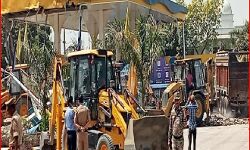 CM की आवाज पर बंदूक चलाने वाले सपा MLA के पेट्रोल पंप पर बुलडोजर CM की आवाज पर बंदूक चलाने वाले सपा MLA के पेट्रोल पंप पर बुलडोजर