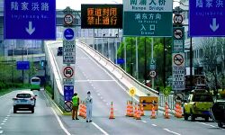 लॉकडाउन में खाने-पीने की चीज़ो से तरसे लोग लॉकडाउन में खाने-पीने की चीज़ो से तरसे लोग