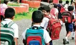 गर्मी के कहर से झूलसे बच्चे-सरकार ने बदल दिया टाइम