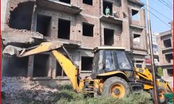 शराब कारोबारी के ग्रुप पर चला बाबा का बुलडोजर-सड़क पर बने थे फ्लैटस