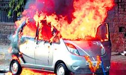 कारोबारी से लूट के बाद बदमाशों ने कार में लगाई आग- सहमें राहगीर
